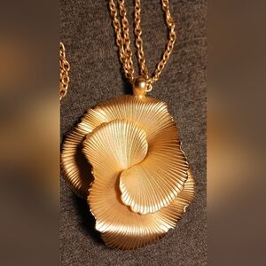 Ruffled Golden Necklace